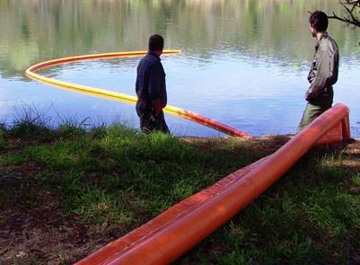 Inflatable floating containment boom